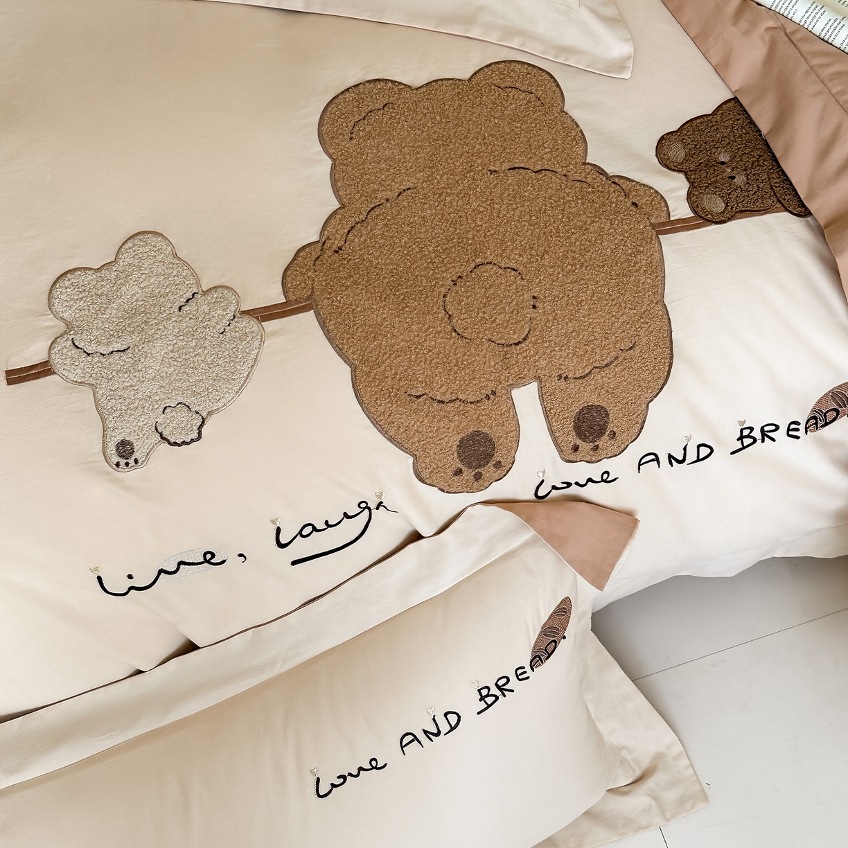 91家纺网 家纺一手货源 找家纺 （总）蓝邻家纺 2025新款全棉高支云柔棉刺绣四件套-萌系小熊风系列