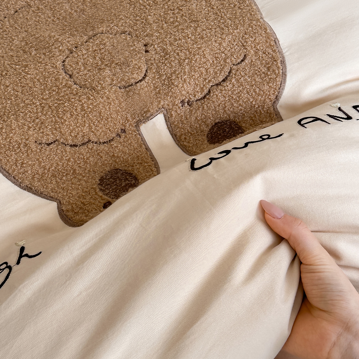 91家纺网 家纺一手货源 找家纺 （总）蓝邻家纺 2025新款全棉高支云柔棉刺绣四件套-萌系小熊风系列