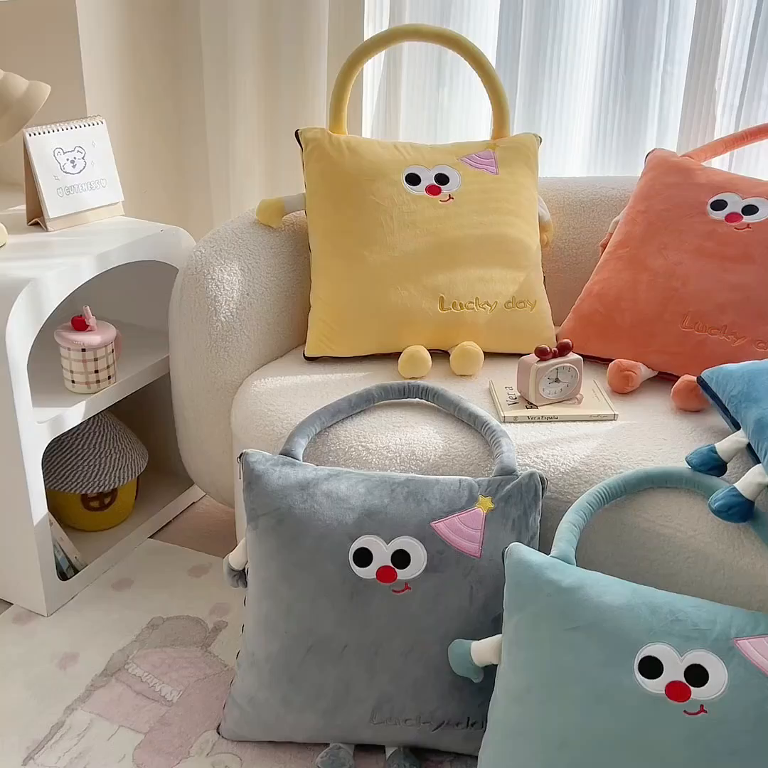 91家纺网 家纺一手货源 找家纺 （总）诺可 2025新款牛奶绒刺绣幸运日手提式多功能抱枕被