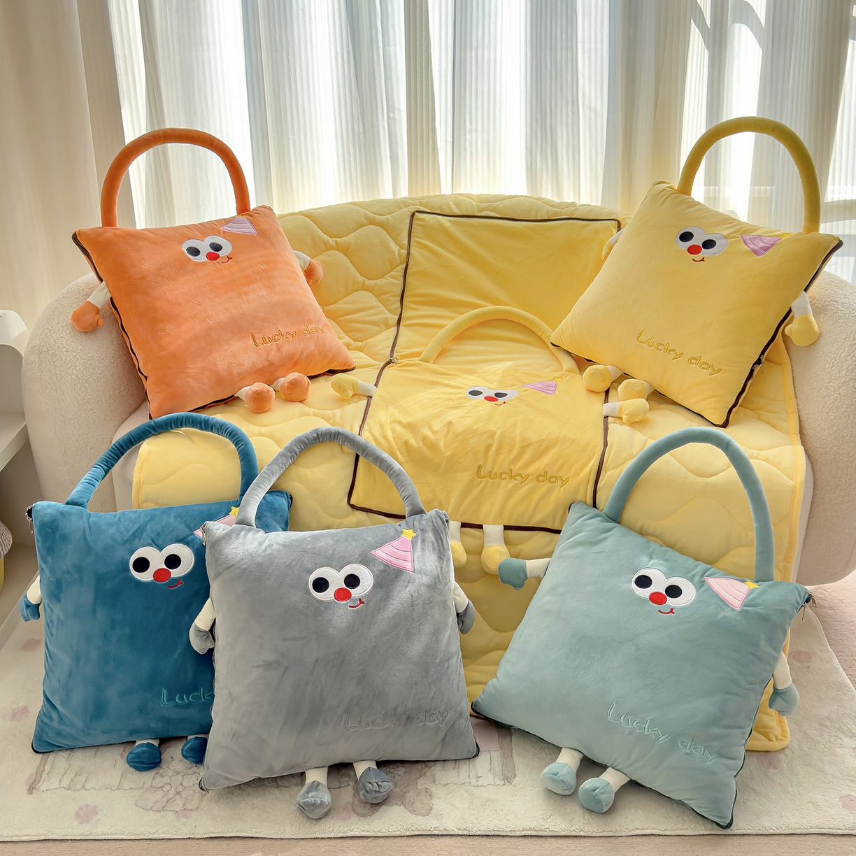 91家纺网 家纺一手货源 找家纺 （总）诺可 2025新款牛奶绒刺绣幸运日手提式多功能抱枕被