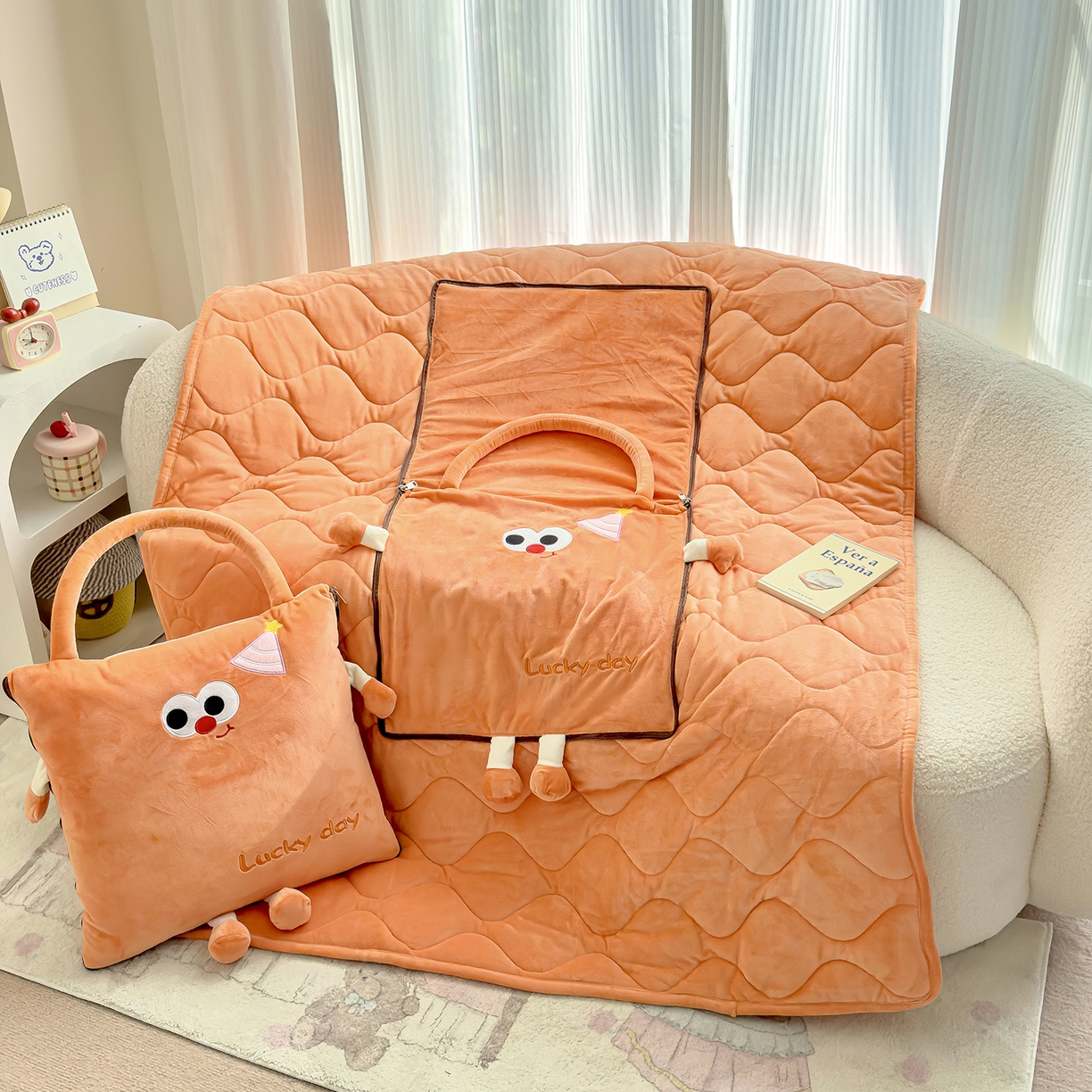 91家纺网 家纺一手货源 找家纺 （总）诺可 2025新款牛奶绒刺绣幸运日手提式多功能抱枕被