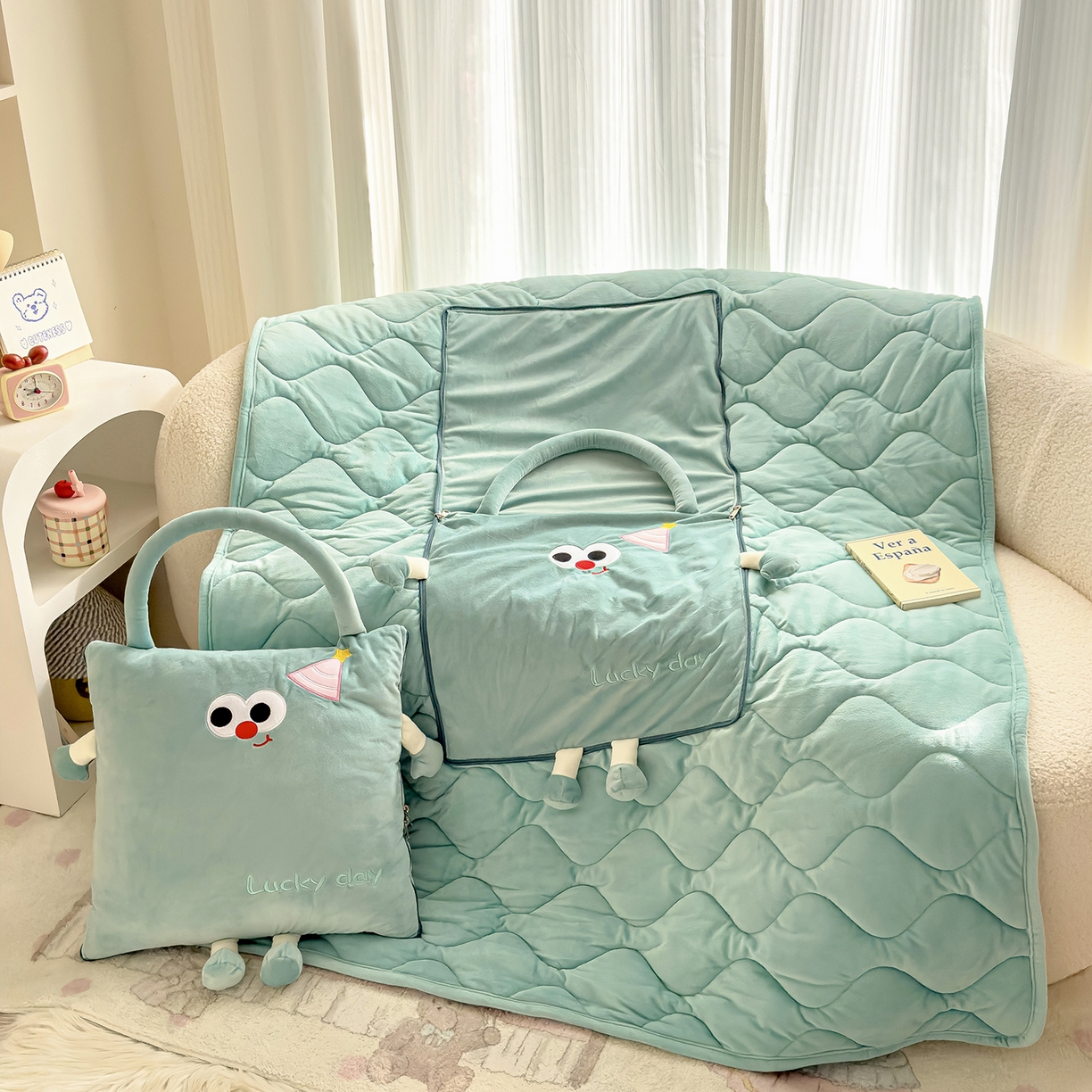 91家纺网 家纺一手货源 找家纺 （总）诺可 2025新款牛奶绒刺绣幸运日手提式多功能抱枕被