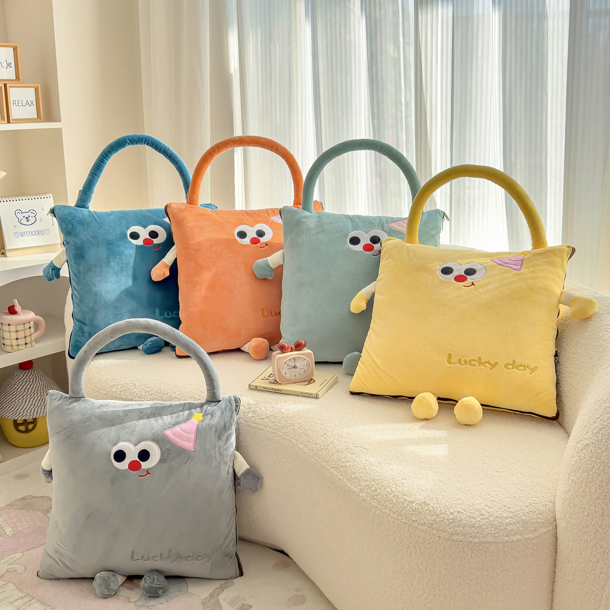 91家纺网 家纺一手货源 找家纺 诺可 2025新款牛奶绒刺绣幸运日手提式多功能抱枕被 组合图