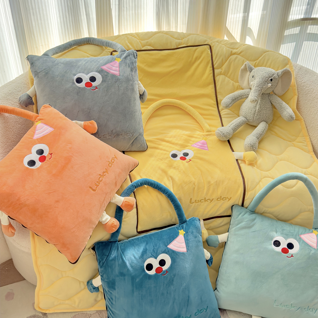 91家纺网 家纺一手货源 找家纺 诺可 2025新款牛奶绒刺绣幸运日手提式多功能抱枕被 组合图