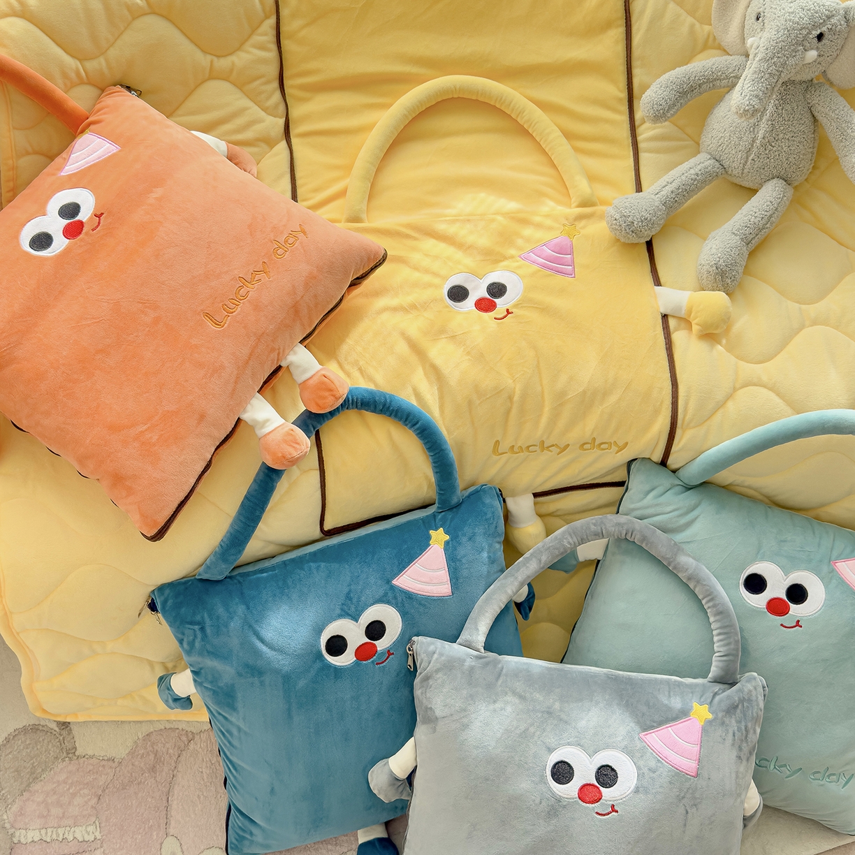 91家纺网 家纺一手货源 找家纺 诺可 2025新款牛奶绒刺绣幸运日手提式多功能抱枕被 组合图