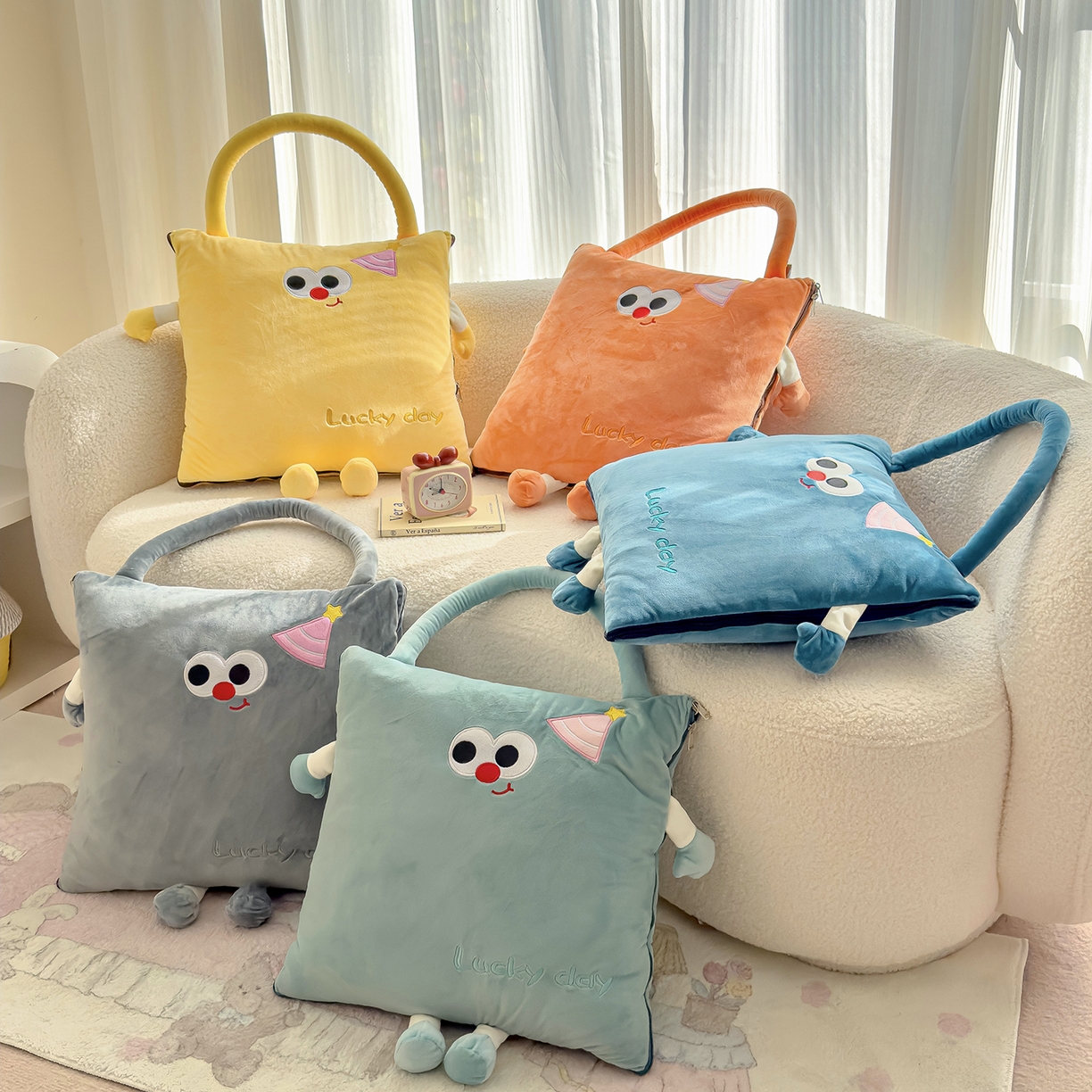 91家纺网 家纺一手货源 找家纺 诺可 2025新款牛奶绒刺绣幸运日手提式多功能抱枕被 组合图