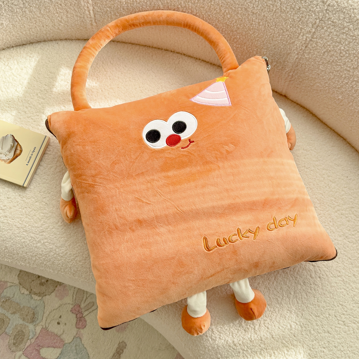 91家纺网 家纺一手货源 找家纺 诺可 2025新款牛奶绒刺绣幸运日手提式多功能抱枕被 幸运日-橙