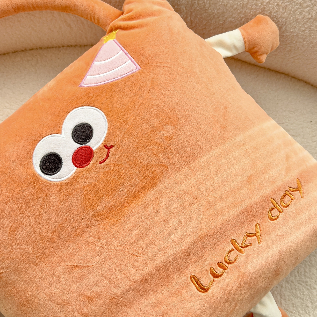 91家纺网 家纺一手货源 找家纺 诺可 2025新款牛奶绒刺绣幸运日手提式多功能抱枕被 幸运日-橙