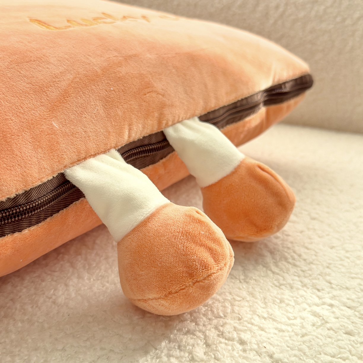 91家纺网 家纺一手货源 找家纺 诺可 2025新款牛奶绒刺绣幸运日手提式多功能抱枕被 幸运日-橙