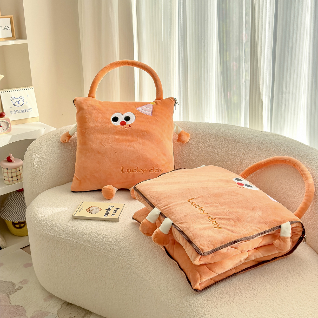 91家纺网 家纺一手货源 找家纺 诺可 2025新款牛奶绒刺绣幸运日手提式多功能抱枕被 幸运日-橙