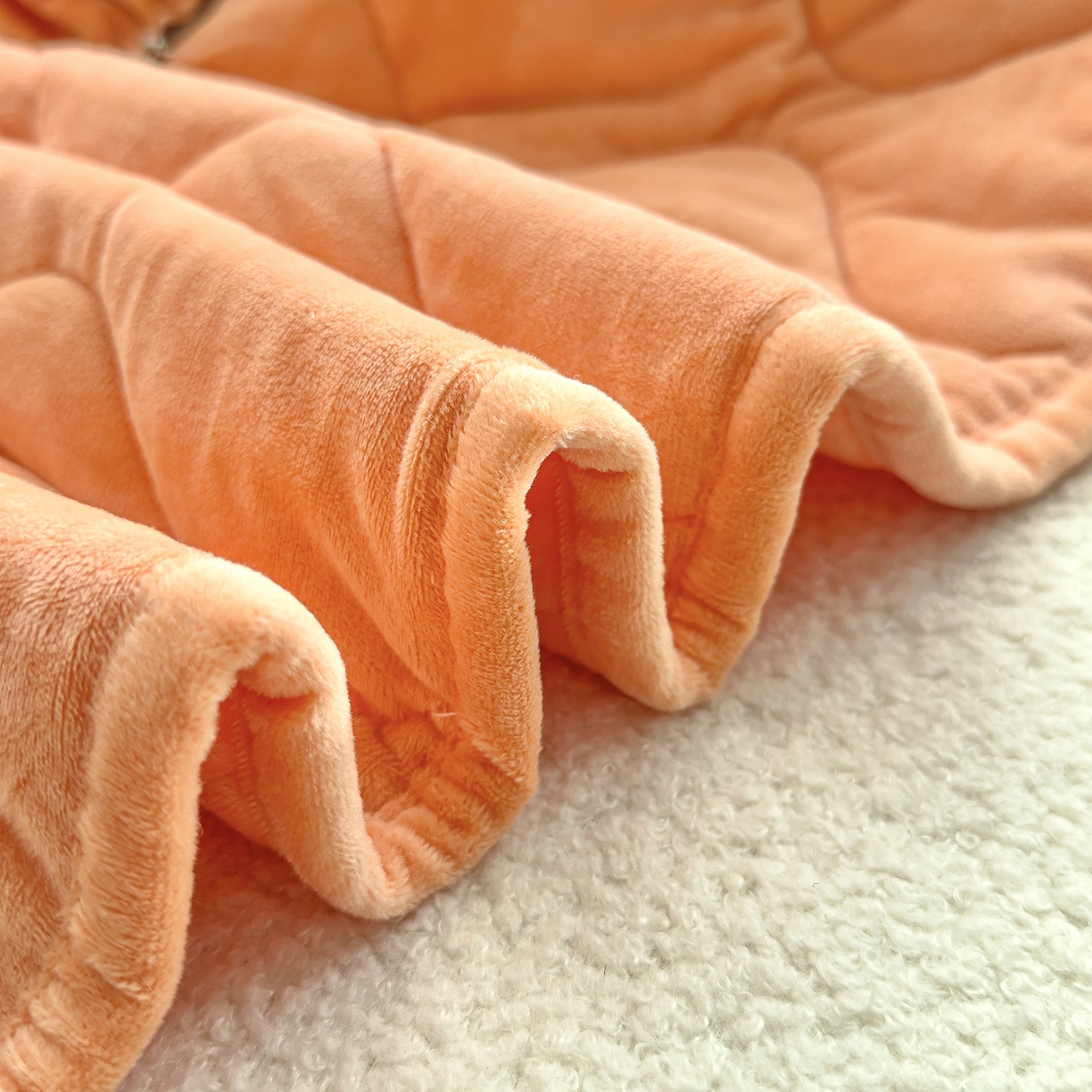 91家纺网 家纺一手货源 找家纺 诺可 2025新款牛奶绒刺绣幸运日手提式多功能抱枕被 幸运日-橙