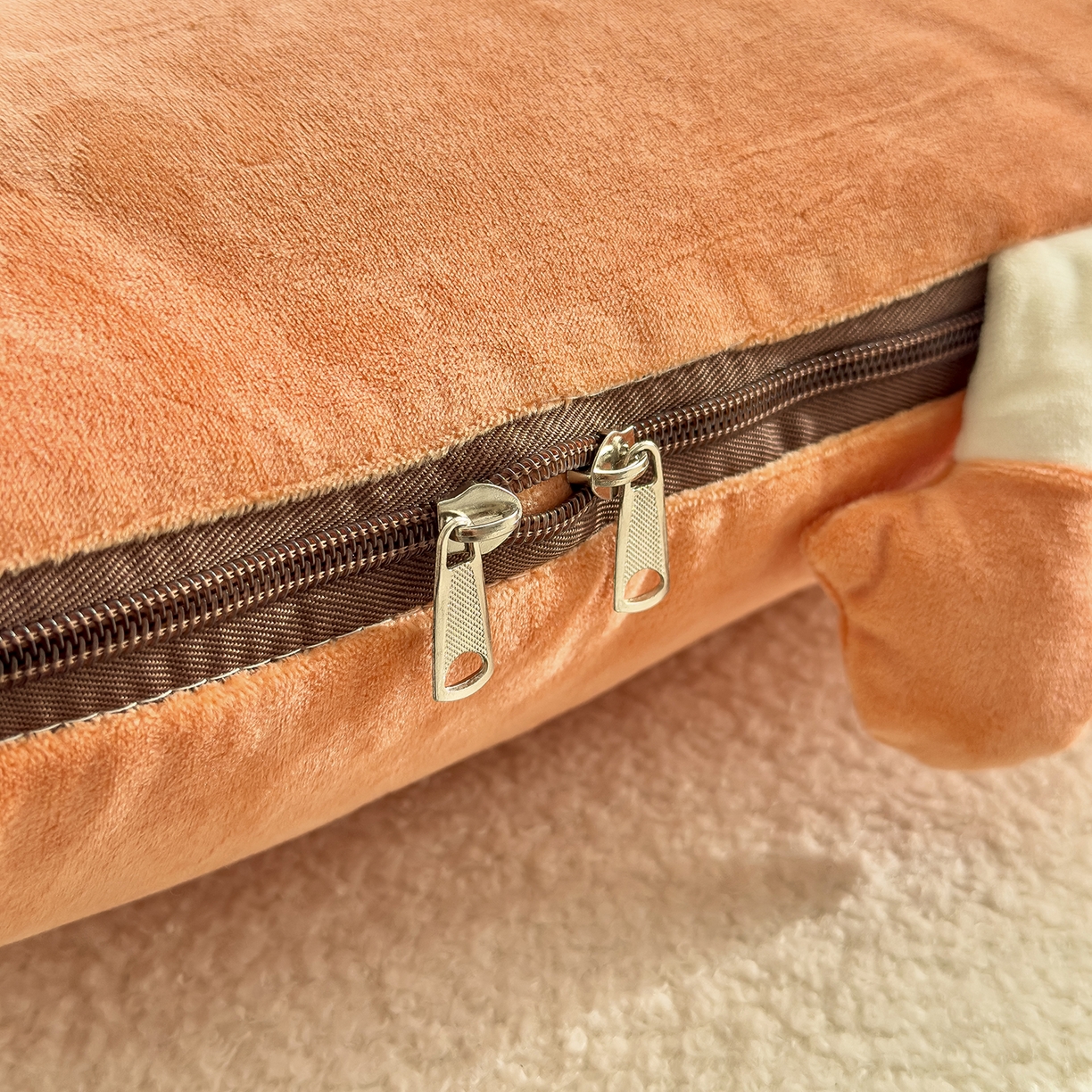 91家纺网 家纺一手货源 找家纺 诺可 2025新款牛奶绒刺绣幸运日手提式多功能抱枕被 幸运日-橙