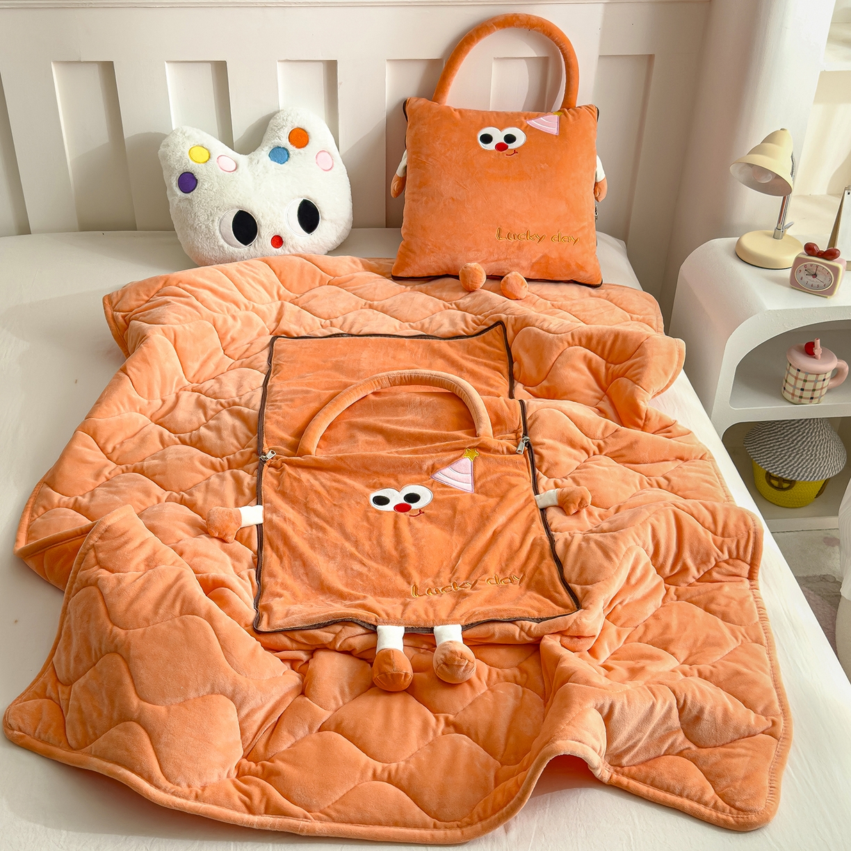 91家纺网 家纺一手货源 找家纺 诺可 2025新款牛奶绒刺绣幸运日手提式多功能抱枕被 幸运日-橙