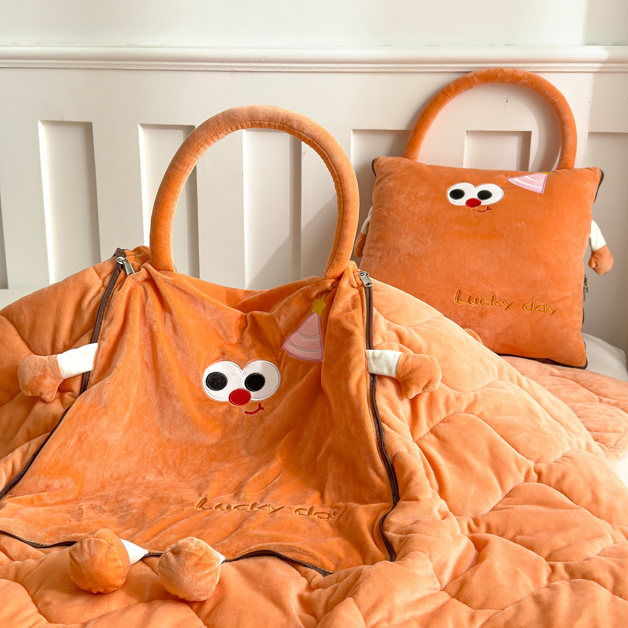 91家纺网 家纺一手货源 找家纺 诺可 2025新款牛奶绒刺绣幸运日手提式多功能抱枕被 幸运日-橙