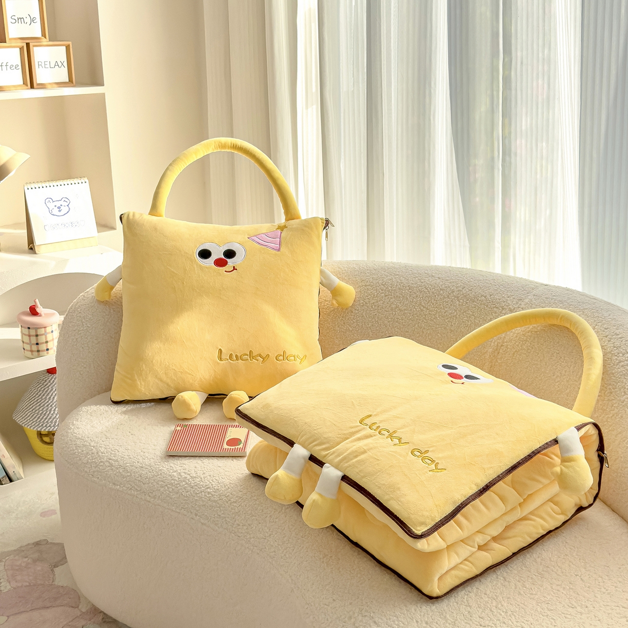 91家纺网 家纺一手货源 找家纺 诺可 2025新款牛奶绒刺绣幸运日手提式多功能抱枕被 幸运日-黄