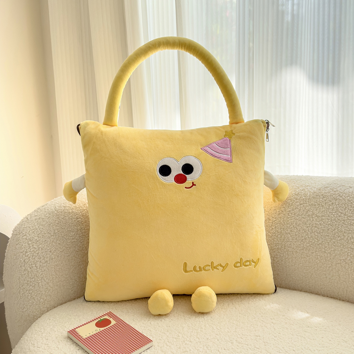 91家纺网 家纺一手货源 找家纺 诺可 2025新款牛奶绒刺绣幸运日手提式多功能抱枕被 幸运日-黄
