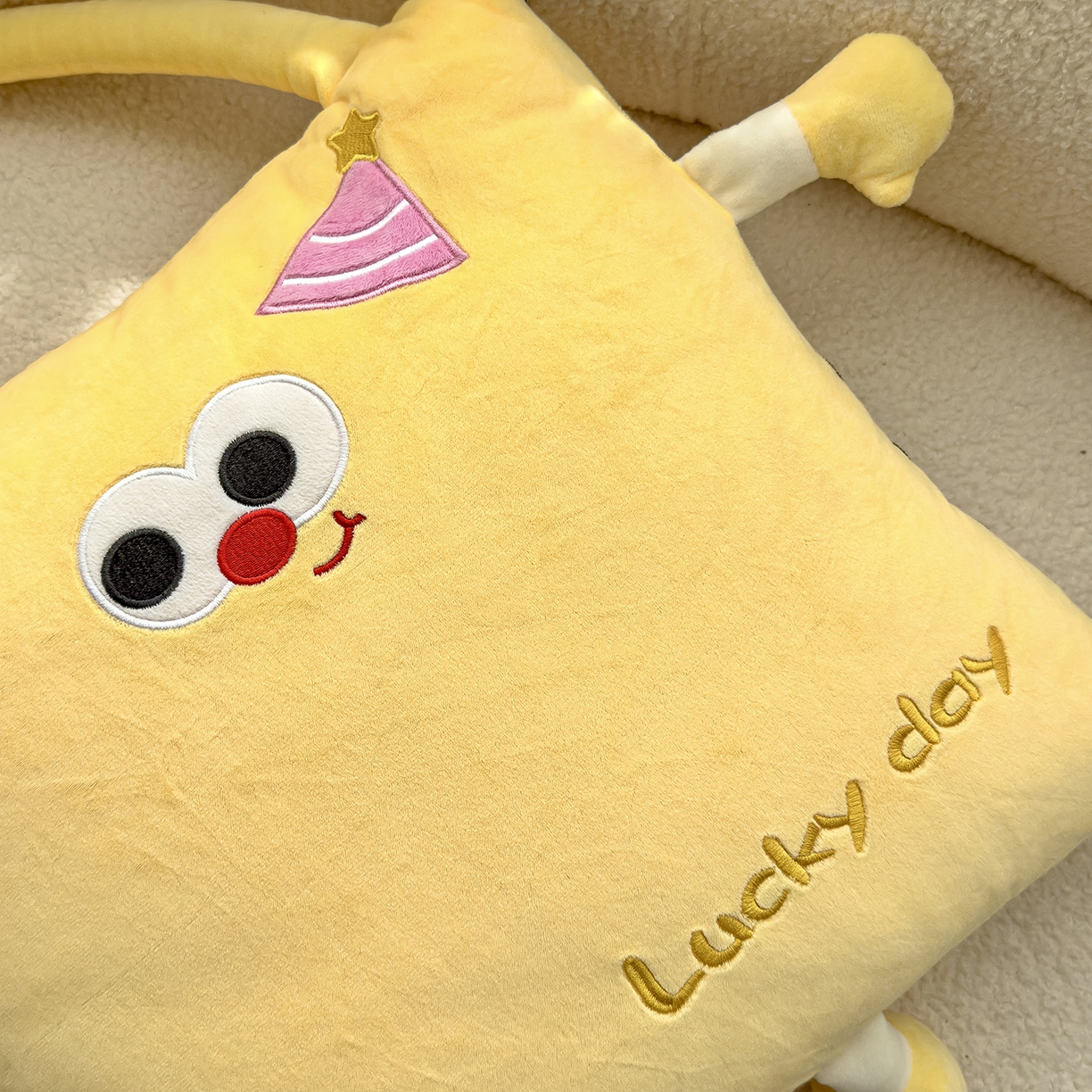 91家纺网 家纺一手货源 找家纺 诺可 2025新款牛奶绒刺绣幸运日手提式多功能抱枕被 幸运日-黄