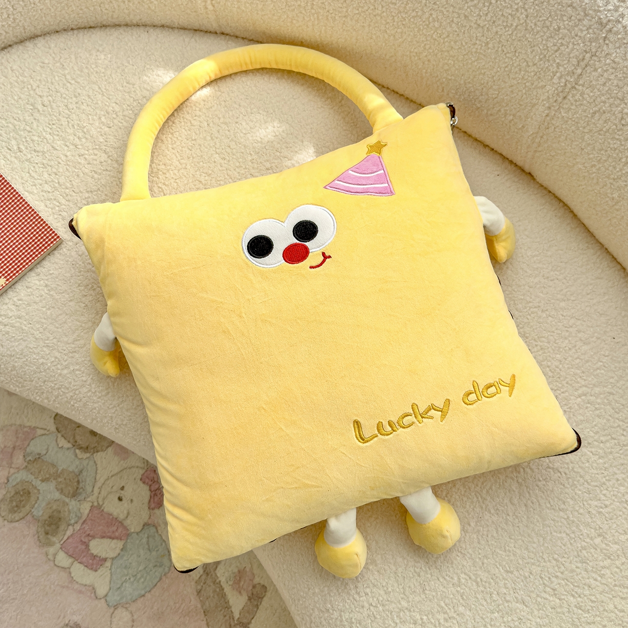 91家纺网 家纺一手货源 找家纺 诺可 2025新款牛奶绒刺绣幸运日手提式多功能抱枕被 幸运日-黄