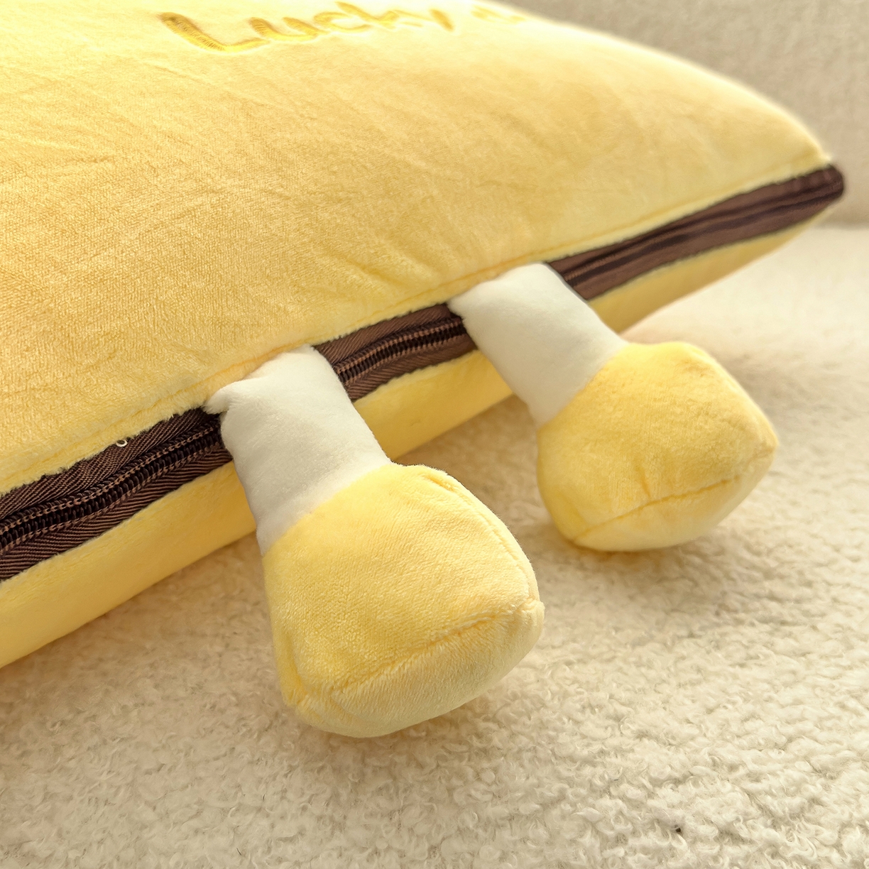 91家纺网 家纺一手货源 找家纺 诺可 2025新款牛奶绒刺绣幸运日手提式多功能抱枕被 幸运日-黄