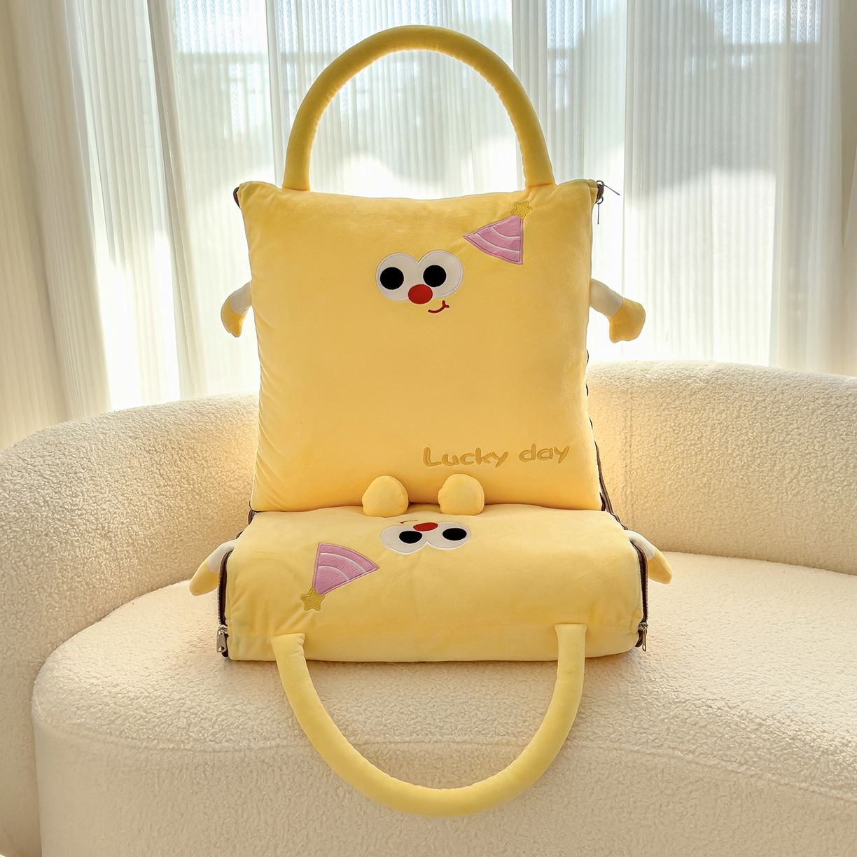 91家纺网 家纺一手货源 找家纺 诺可 2025新款牛奶绒刺绣幸运日手提式多功能抱枕被 幸运日-黄