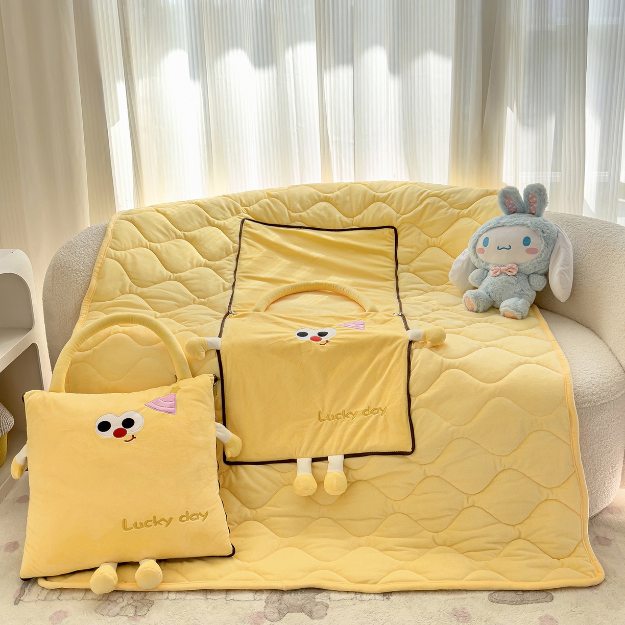 91家纺网 家纺一手货源 找家纺 诺可 2025新款牛奶绒刺绣幸运日手提式多功能抱枕被 幸运日-黄