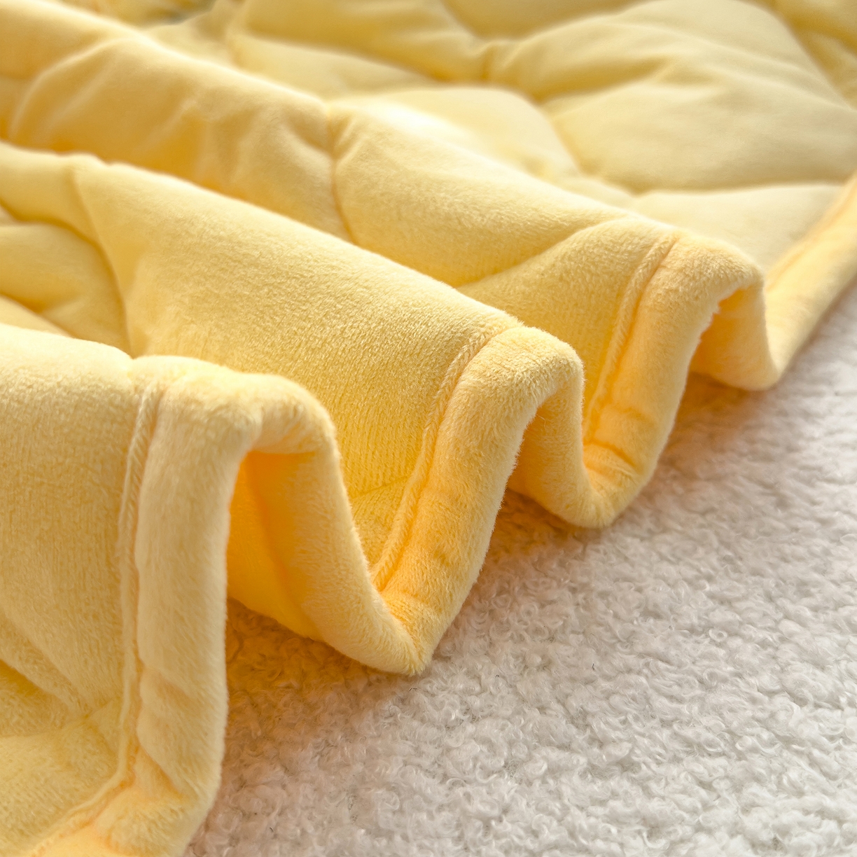 91家纺网 家纺一手货源 找家纺 诺可 2025新款牛奶绒刺绣幸运日手提式多功能抱枕被 幸运日-黄