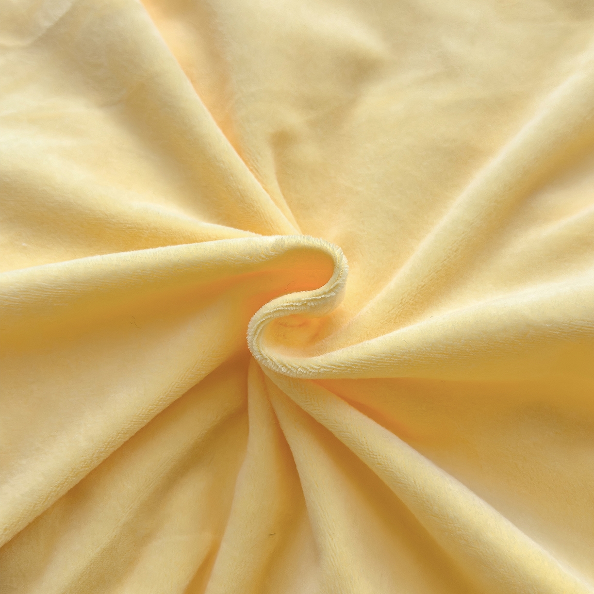 91家纺网 家纺一手货源 找家纺 诺可 2025新款牛奶绒刺绣幸运日手提式多功能抱枕被 幸运日-黄