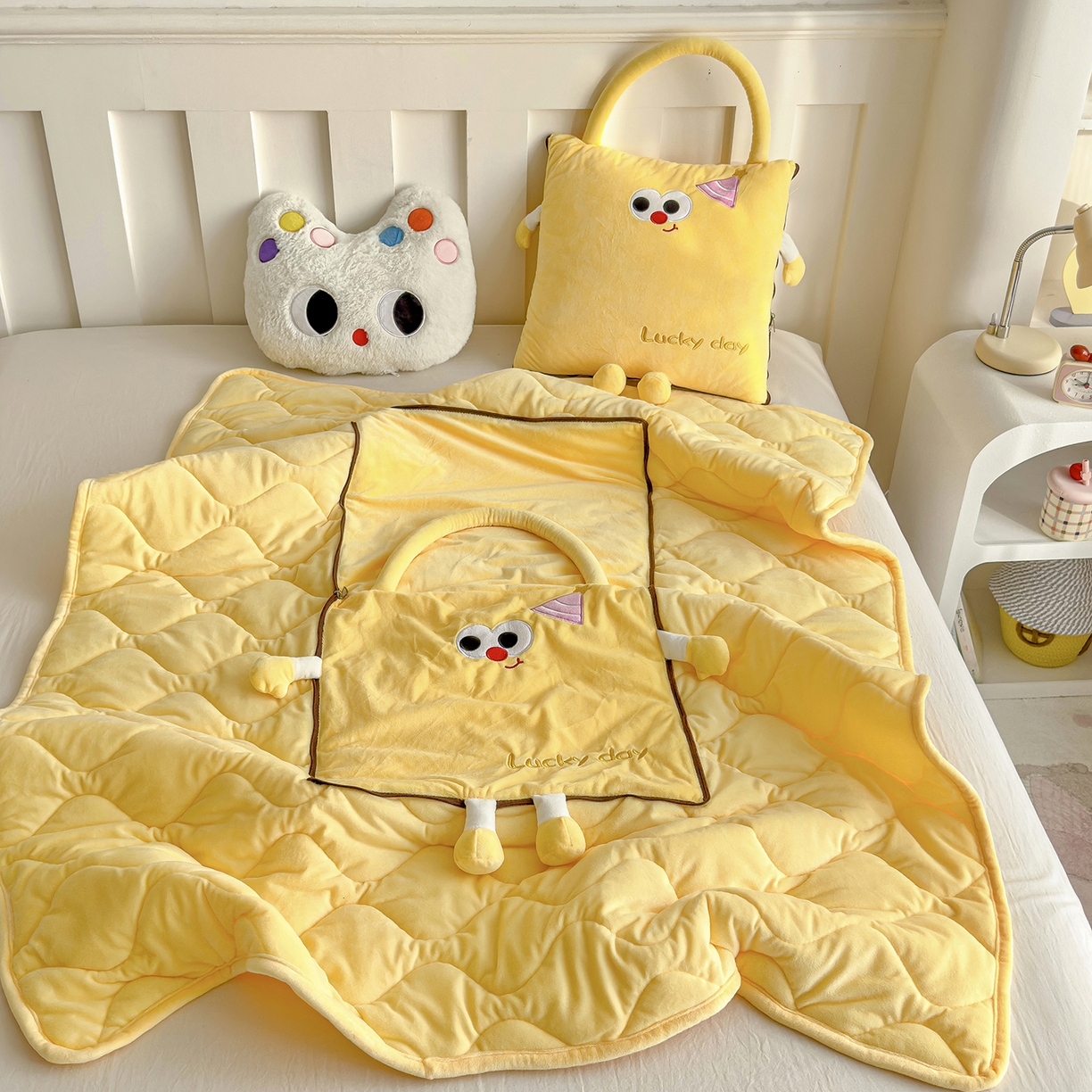 91家纺网 家纺一手货源 找家纺 诺可 2025新款牛奶绒刺绣幸运日手提式多功能抱枕被 幸运日-黄