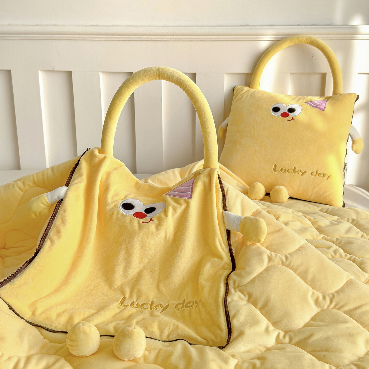 91家纺网 家纺一手货源 找家纺 诺可 2025新款牛奶绒刺绣幸运日手提式多功能抱枕被 幸运日-黄