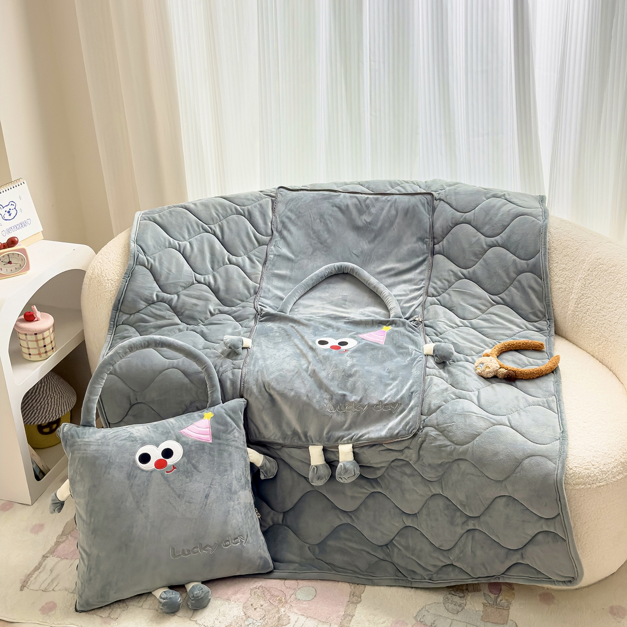 诺可 2025新款牛奶绒刺绣幸运日手提式多功能抱枕被 幸运日-灰