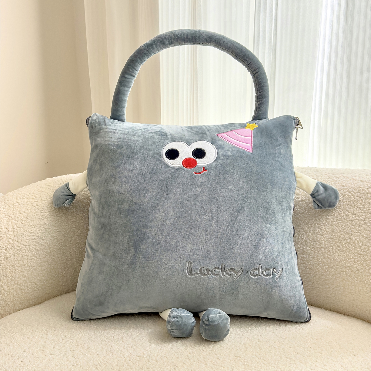 91家纺网 家纺一手货源 找家纺 诺可 2025新款牛奶绒刺绣幸运日手提式多功能抱枕被 幸运日-灰