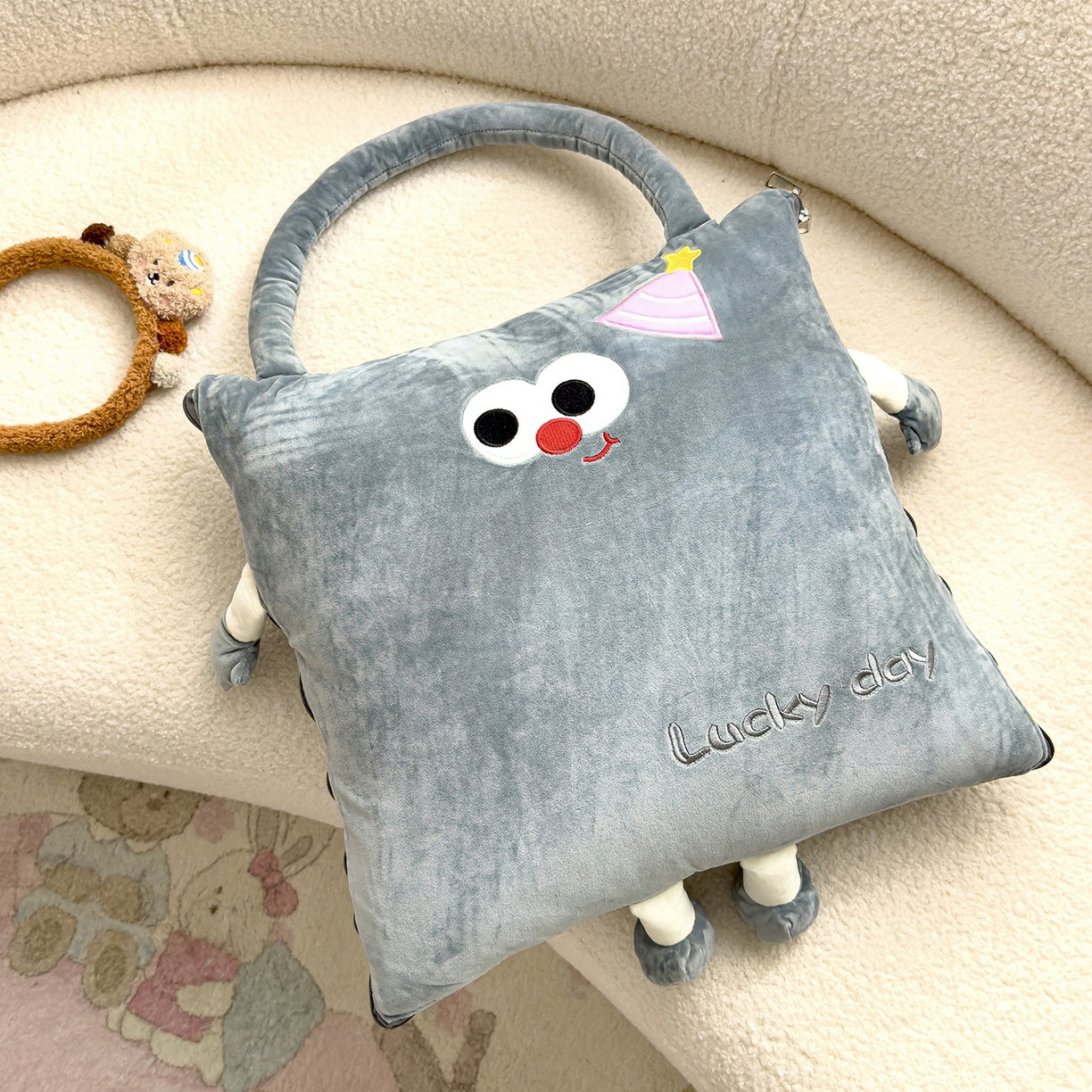 91家纺网 家纺一手货源 找家纺 诺可 2025新款牛奶绒刺绣幸运日手提式多功能抱枕被 幸运日-灰