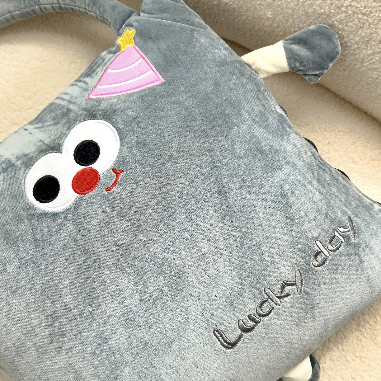 91家纺网 家纺一手货源 找家纺 诺可 2025新款牛奶绒刺绣幸运日手提式多功能抱枕被 幸运日-灰