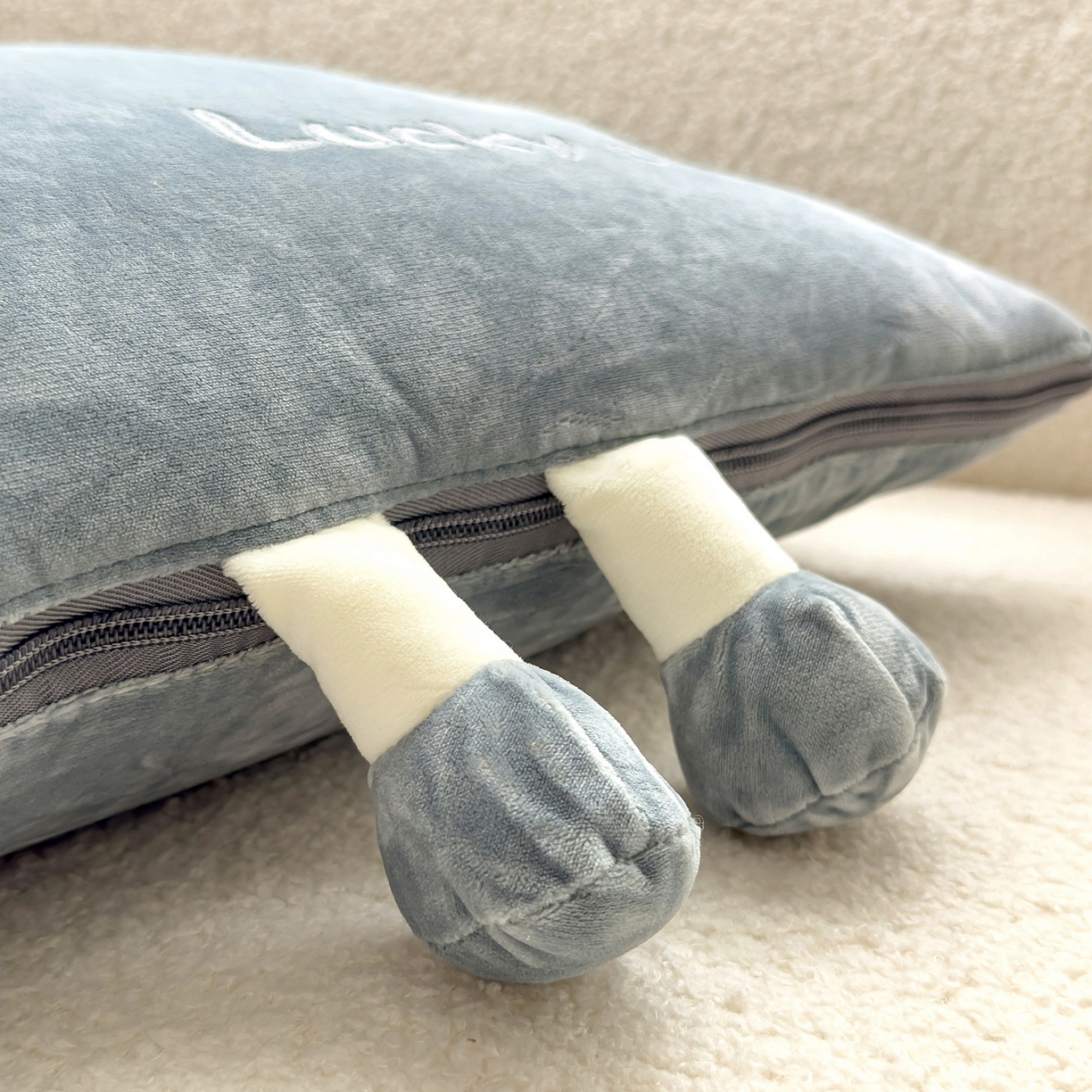 91家纺网 家纺一手货源 找家纺 诺可 2025新款牛奶绒刺绣幸运日手提式多功能抱枕被 幸运日-灰