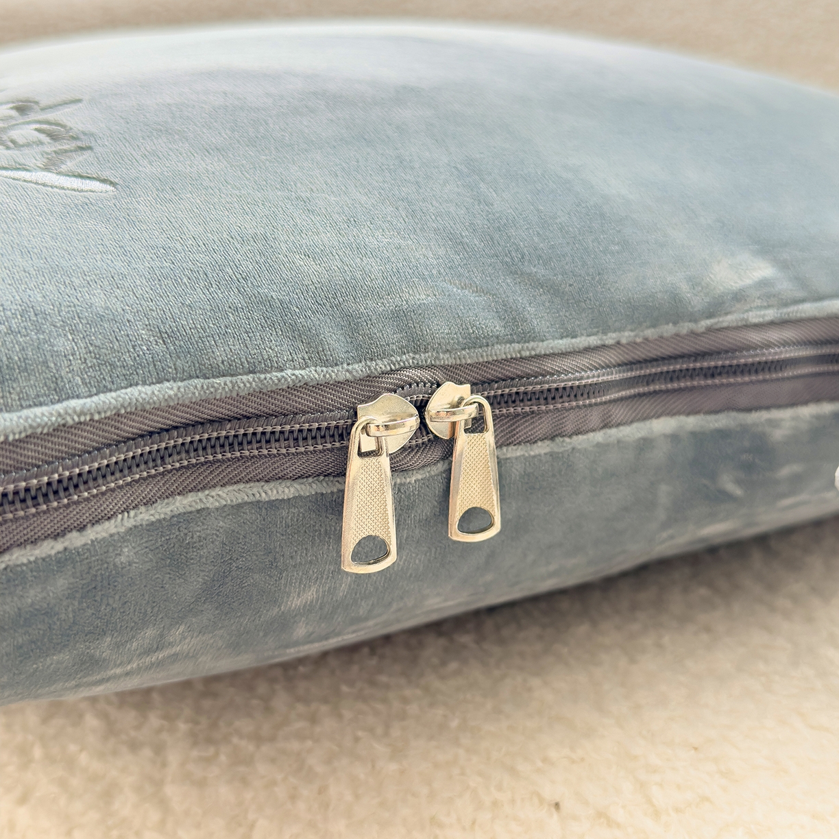 91家纺网 家纺一手货源 找家纺 诺可 2025新款牛奶绒刺绣幸运日手提式多功能抱枕被 幸运日-灰