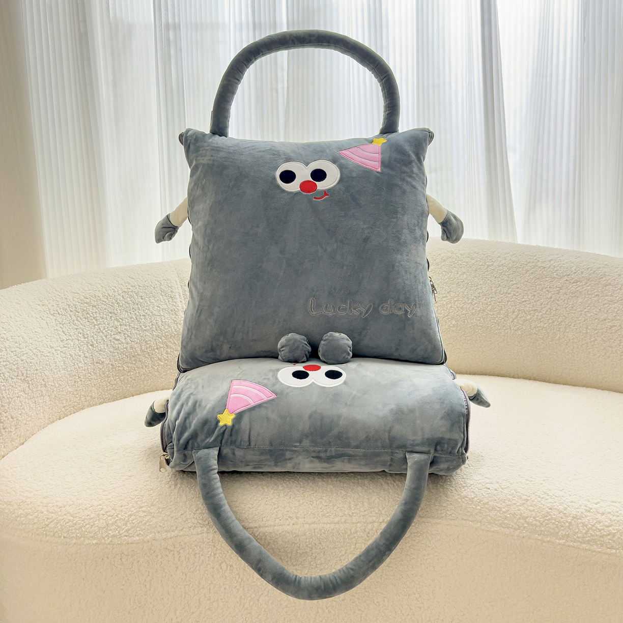 91家纺网 家纺一手货源 找家纺 诺可 2025新款牛奶绒刺绣幸运日手提式多功能抱枕被 幸运日-灰