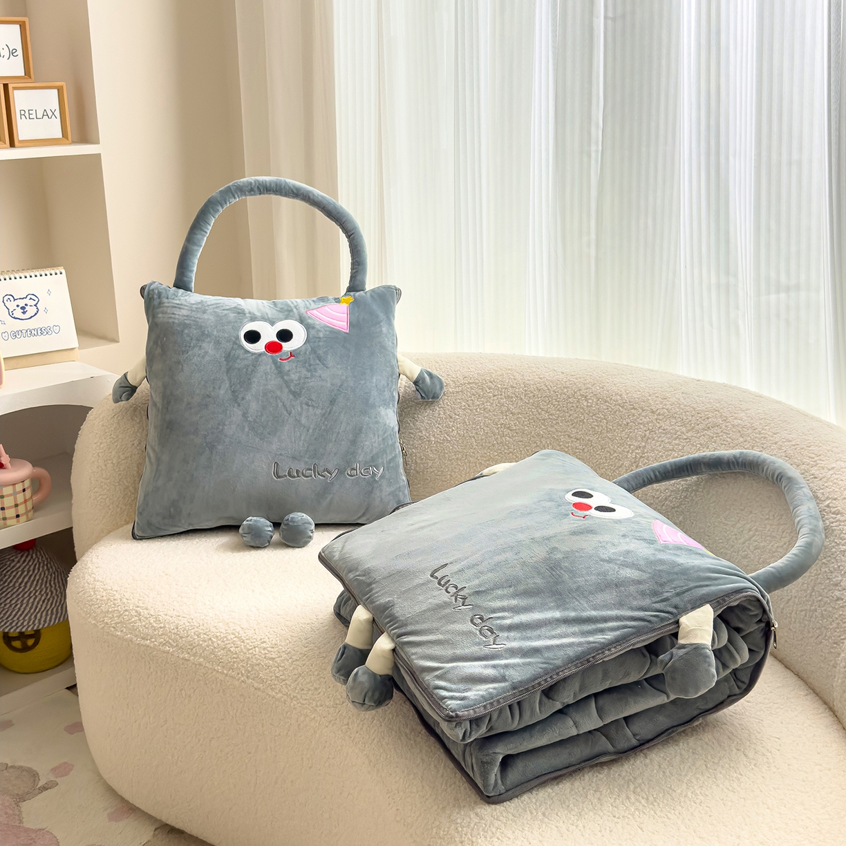 91家纺网 家纺一手货源 找家纺 诺可 2025新款牛奶绒刺绣幸运日手提式多功能抱枕被 幸运日-灰