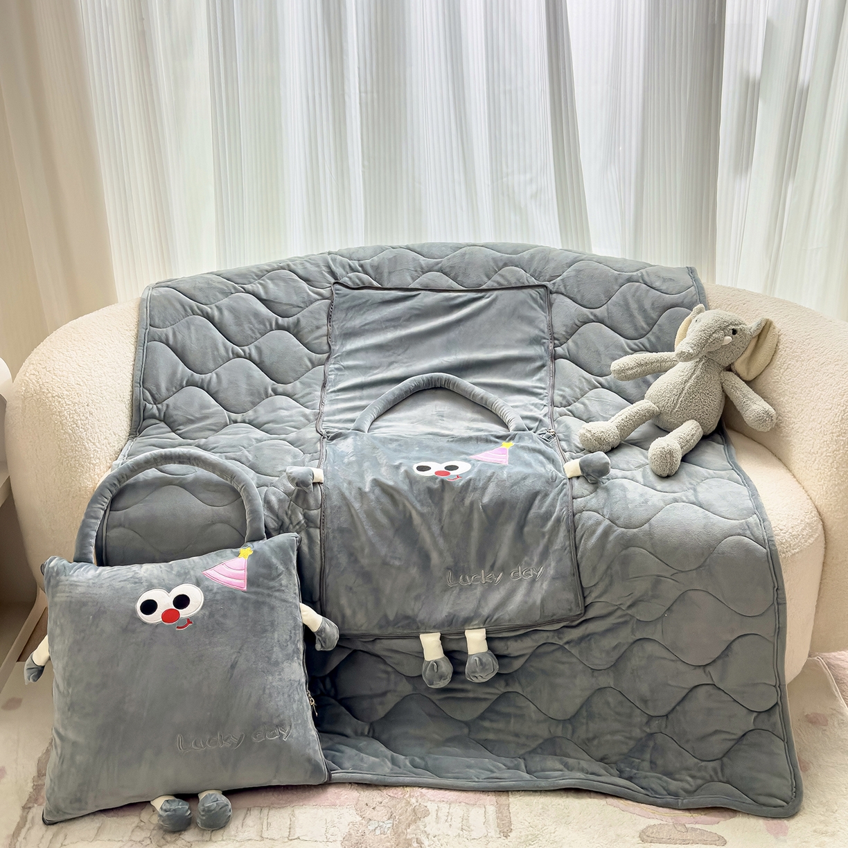 91家纺网 家纺一手货源 找家纺 诺可 2025新款牛奶绒刺绣幸运日手提式多功能抱枕被 幸运日-灰