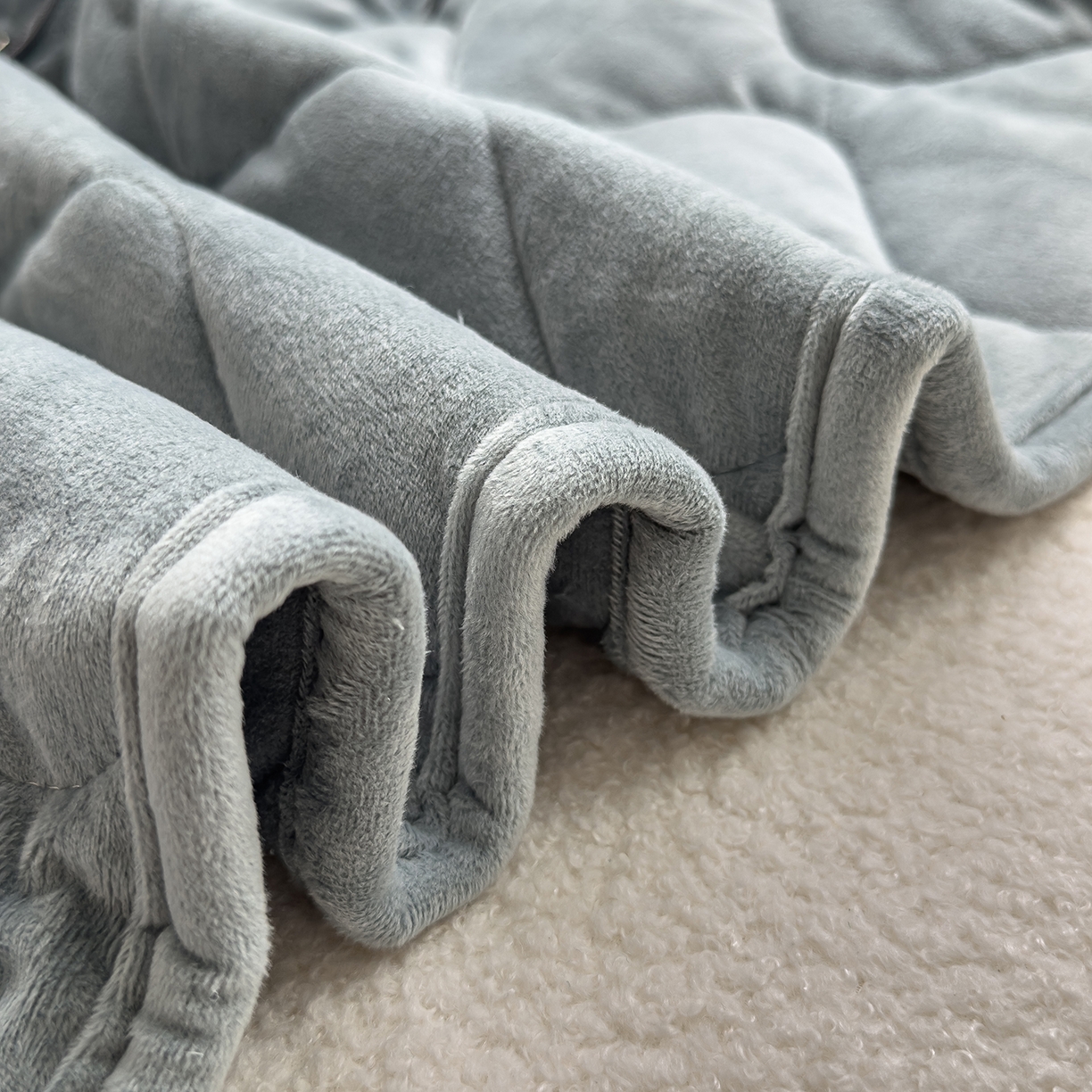 91家纺网 家纺一手货源 找家纺 诺可 2025新款牛奶绒刺绣幸运日手提式多功能抱枕被 幸运日-灰