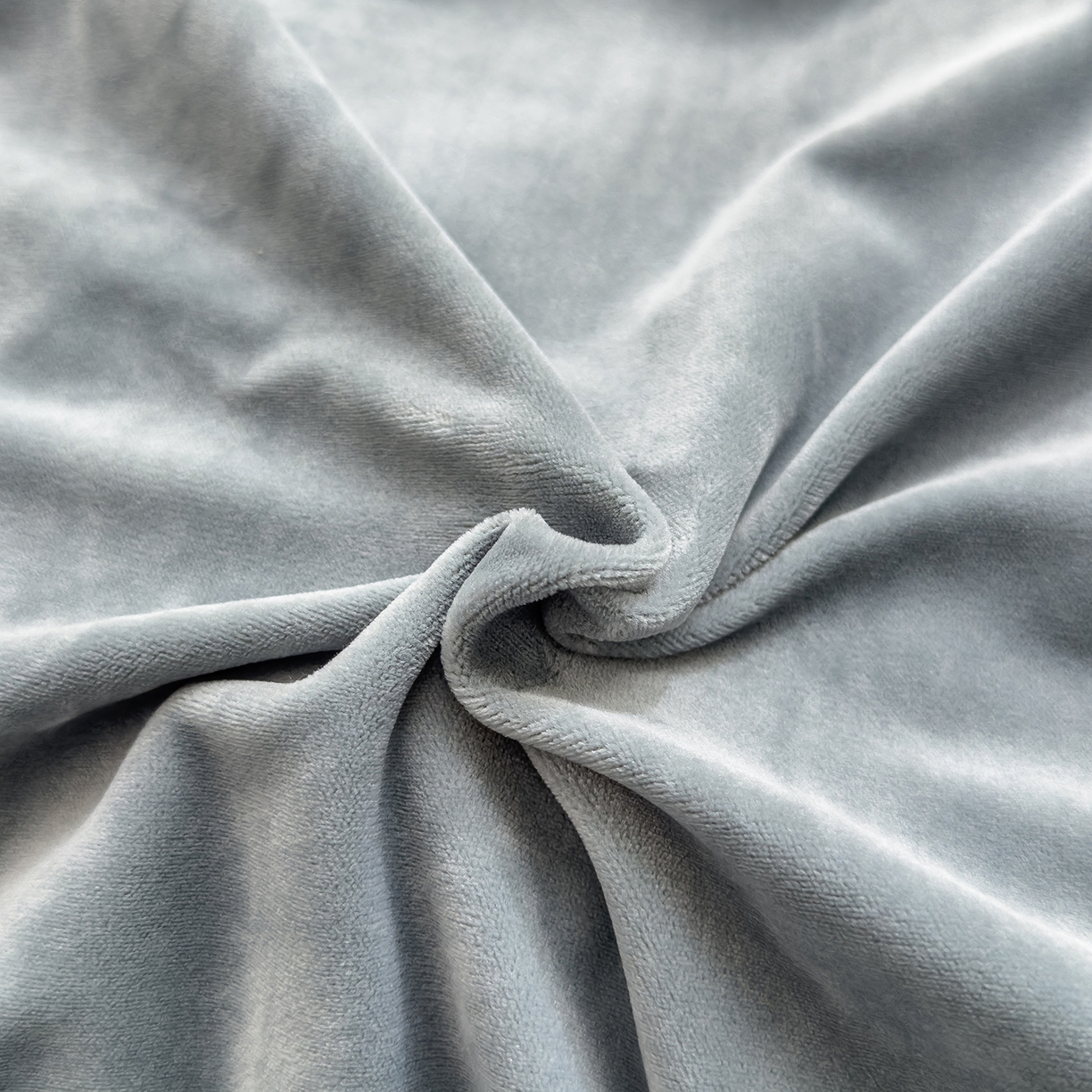 91家纺网 家纺一手货源 找家纺 诺可 2025新款牛奶绒刺绣幸运日手提式多功能抱枕被 幸运日-灰