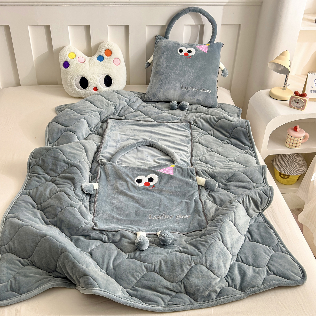 91家纺网 家纺一手货源 找家纺 诺可 2025新款牛奶绒刺绣幸运日手提式多功能抱枕被 幸运日-灰