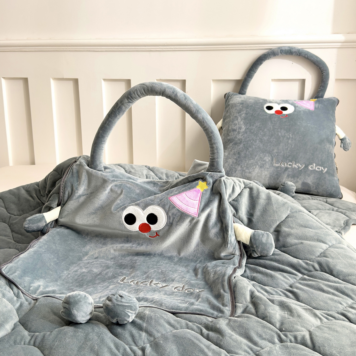 91家纺网 家纺一手货源 找家纺 诺可 2025新款牛奶绒刺绣幸运日手提式多功能抱枕被 幸运日-灰