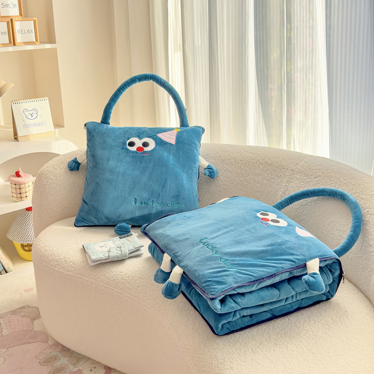 91家纺网 家纺一手货源 找家纺 诺可 2025新款牛奶绒刺绣幸运日手提式多功能抱枕被 幸运日-蓝