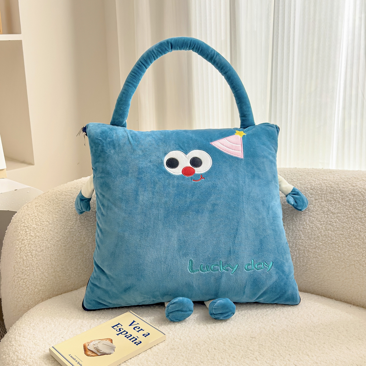 91家纺网 家纺一手货源 找家纺 诺可 2025新款牛奶绒刺绣幸运日手提式多功能抱枕被 幸运日-蓝