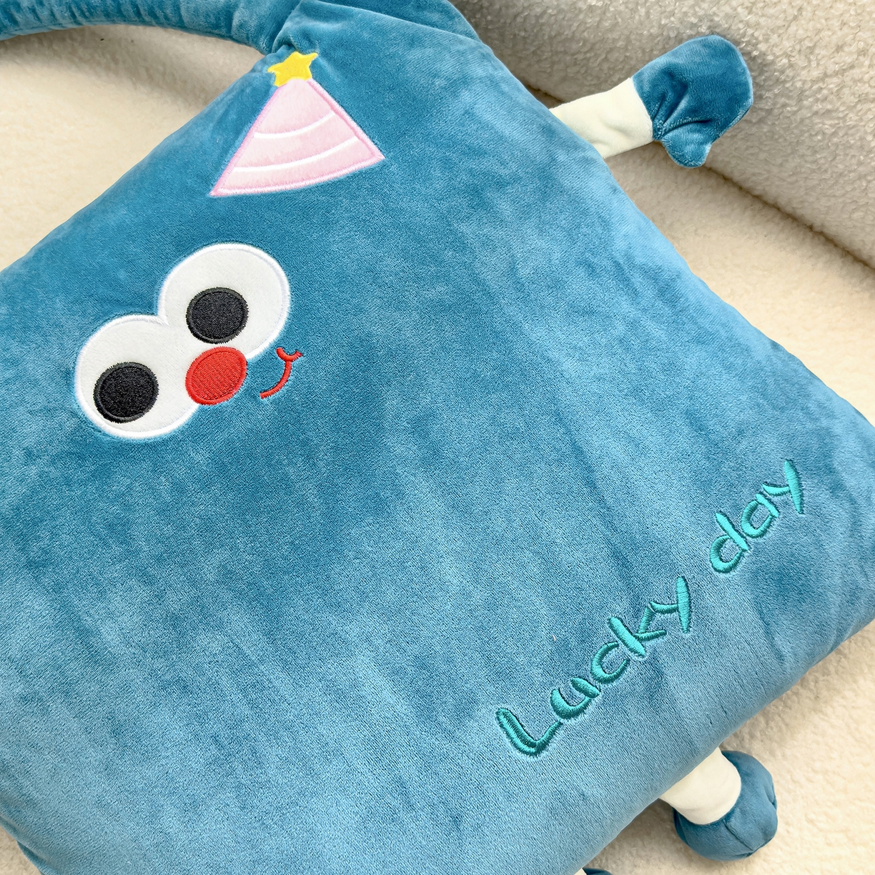 91家纺网 家纺一手货源 找家纺 诺可 2025新款牛奶绒刺绣幸运日手提式多功能抱枕被 幸运日-蓝