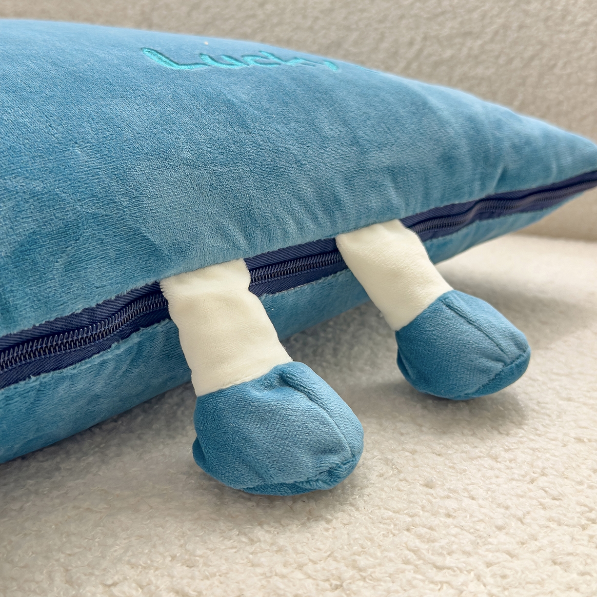 91家纺网 家纺一手货源 找家纺 诺可 2025新款牛奶绒刺绣幸运日手提式多功能抱枕被 幸运日-蓝