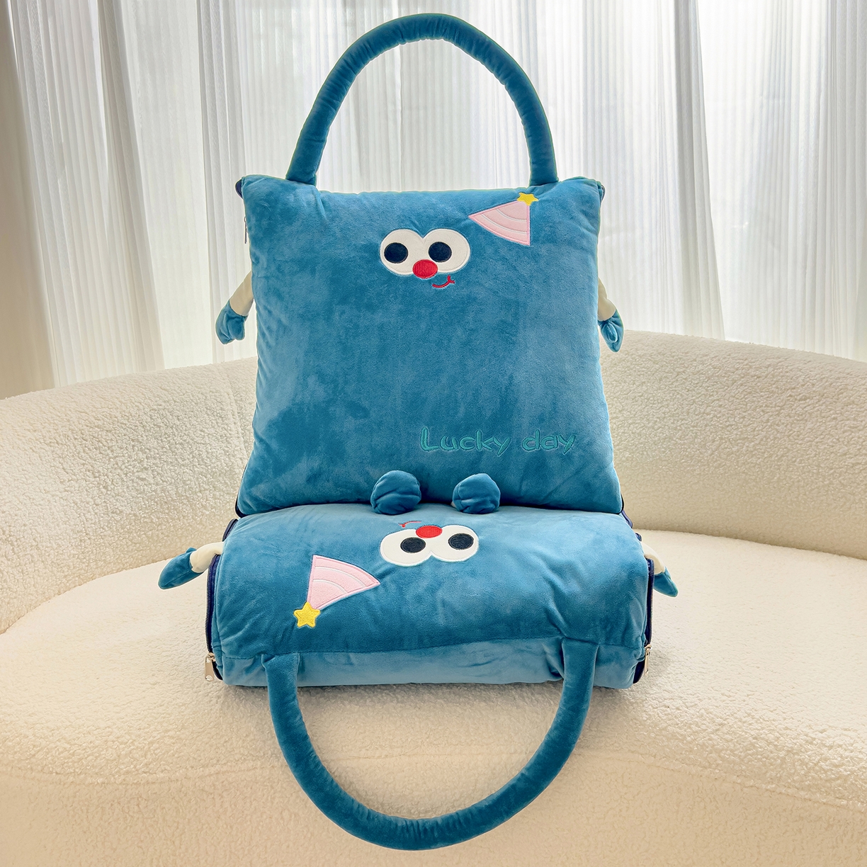 91家纺网 家纺一手货源 找家纺 诺可 2025新款牛奶绒刺绣幸运日手提式多功能抱枕被 幸运日-蓝