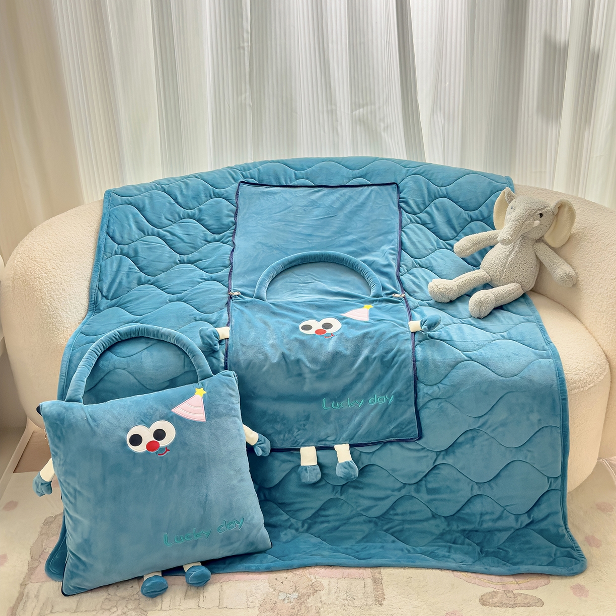 91家纺网 家纺一手货源 找家纺 诺可 2025新款牛奶绒刺绣幸运日手提式多功能抱枕被 幸运日-蓝