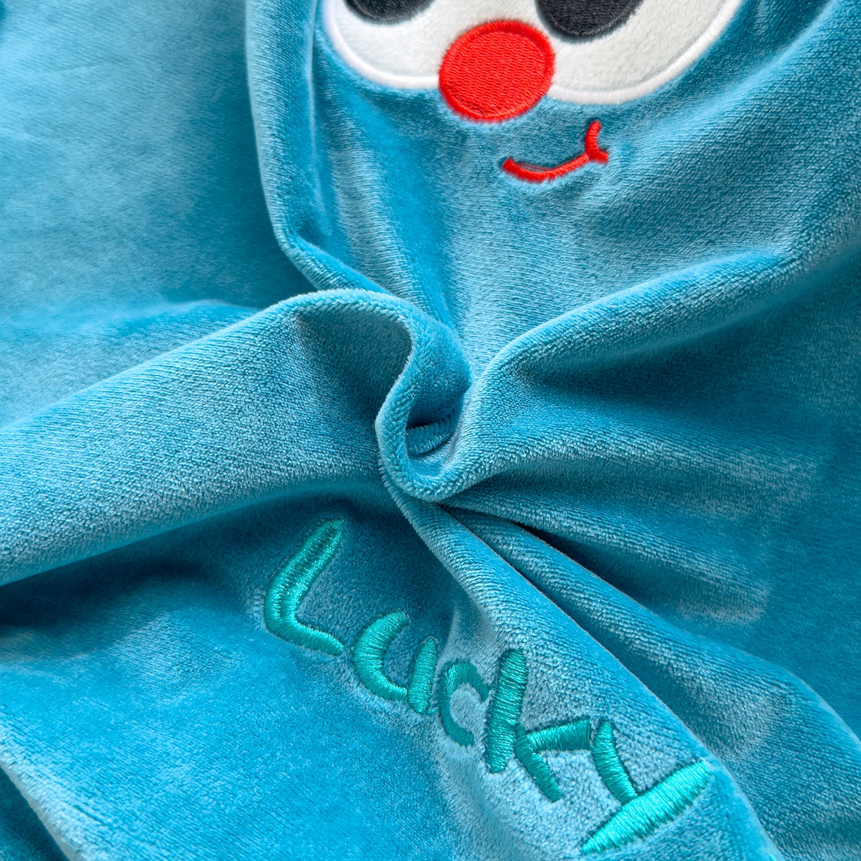 91家纺网 家纺一手货源 找家纺 诺可 2025新款牛奶绒刺绣幸运日手提式多功能抱枕被 幸运日-蓝