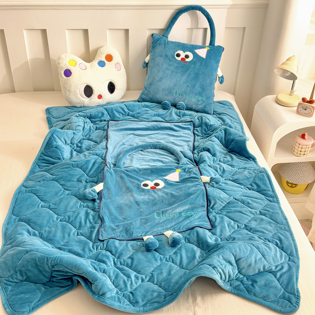 91家纺网 家纺一手货源 找家纺 诺可 2025新款牛奶绒刺绣幸运日手提式多功能抱枕被 幸运日-蓝